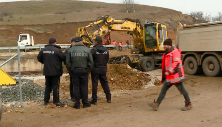 Kumanovë/ Hekurudha bllokon rrugët, banorë protestojnë – ndërhynë Policia