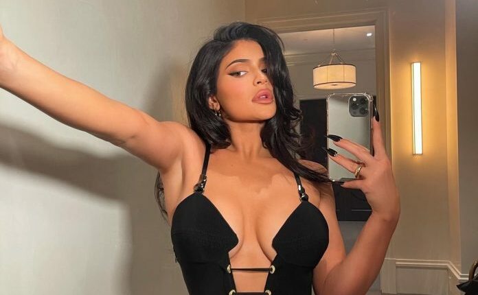 Kylie Jenner vë në pah gjoksin