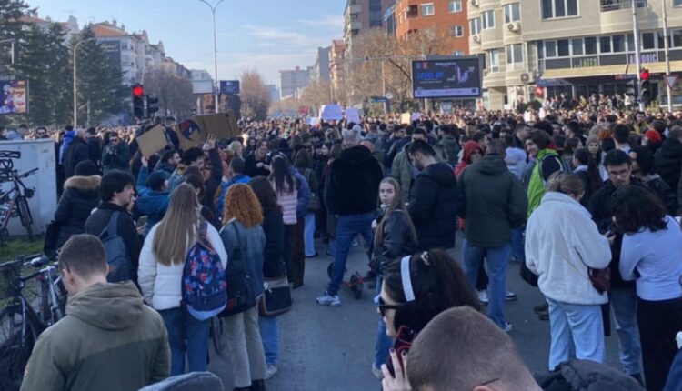 Vdekja e 22-vjeçares nga përplasja e veturës, zhvillohen protesta masive në Shkup (VIDEO)