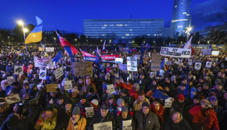 Protesta në Sllovaki/ Mijëra qytetarë në shesh kundër politikave pro ruse