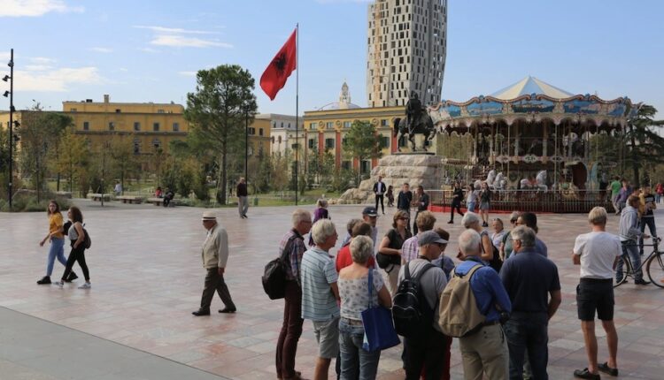 Edhe 28 % të shqiptarëve duan të ikin nga Shqipëria, shpopullimi nuk po ndalet