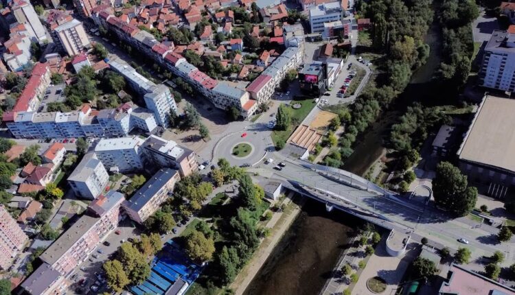 Besimtarët ortodoksë serbë festojnë Krishtlindjen në veri, digjet pema tradicionale (VIDEO)