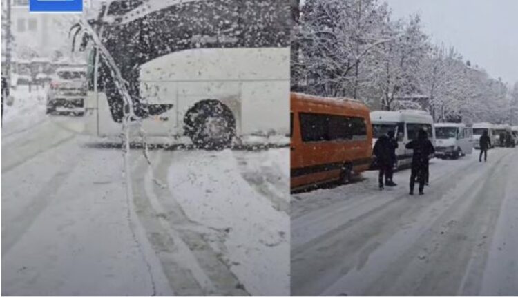 Reshjet e dendura të borës, disa vetura dhe autobusë nuk lejohen që të shkojnë në Kodër të Diellit (VIDEO)