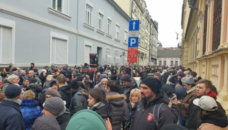 Profesorët dhe mjekët i bashkohen protestës së studentëve kundër Vuçiqit