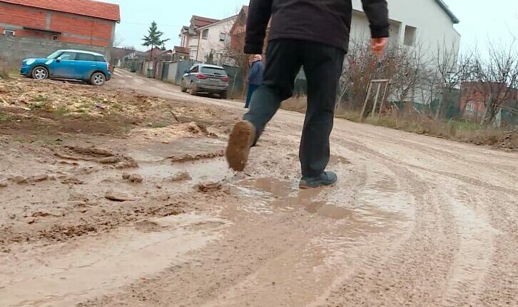 Rruga në Vizbeg e gjitha me baltë nga shiu e bora