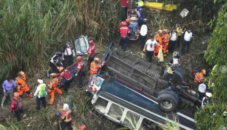 Rrokulliset autobusi, të paktën 51 persona humbin jetën në një aksident trafiku në Guatemalë