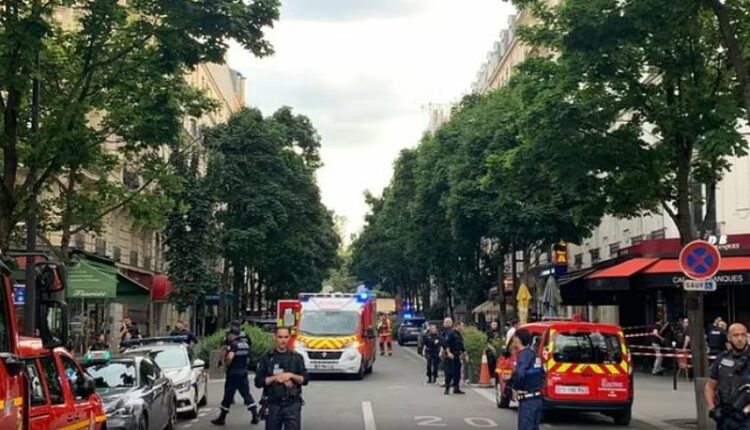 Sulmoi me thika oficerët në Paris pa thënë asnjë fjalë, vritet nga policia