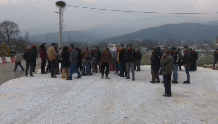 Banorët e Zdunjës në Gostivar: Për shkak të ndërtimit të Korridorit 8, po shkatërrohet një pjesë e varrezave