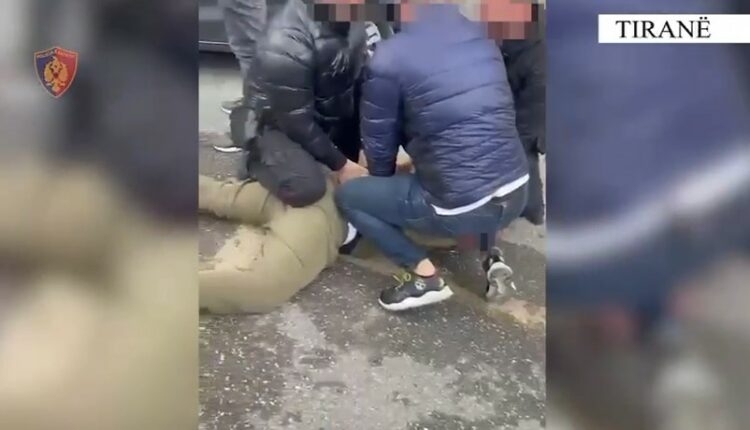 Kapet me armë/ Policia shtrin në tokë të riun te “Zogu i Zi”, tentoi të arratisej