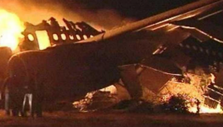 Aeroplani ushtarak përplaset në një ndërtesë banimi në Sudan, të paktën 20 të vdekur