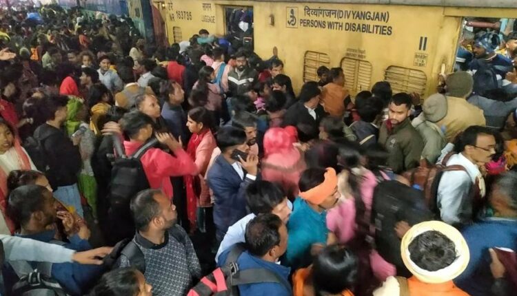 18 viktima në stacionin e trenit në Nju Delhi, teksa turmat po niseshin në festivalin fetar