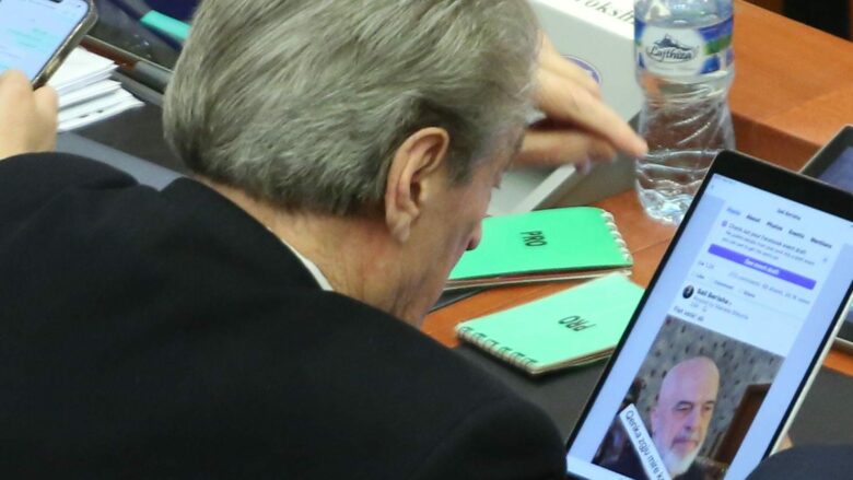 Foto interesante nga Kuvendi, Berisha kontrollon postimin për Ramën në Facebook