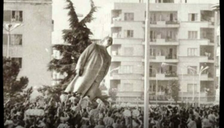 Përkujtohet sot rënia e monumentit të diktatorit komunist Enver Hoxha