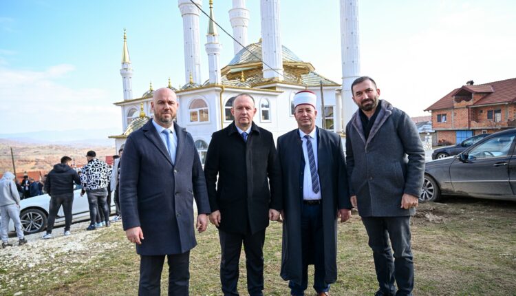 Afrim Gashi  vizitoi xhaminë në fshatin Jakrenovë të Krushevës