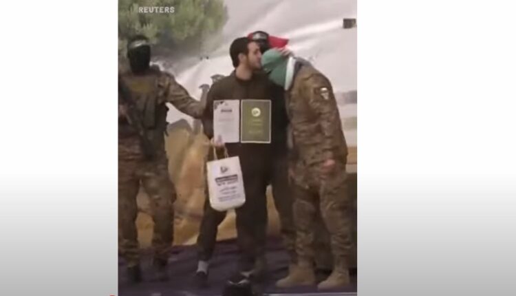 Momenti kur pengu izraelit puth militantët e Hamasit në ballë (VIDEO)