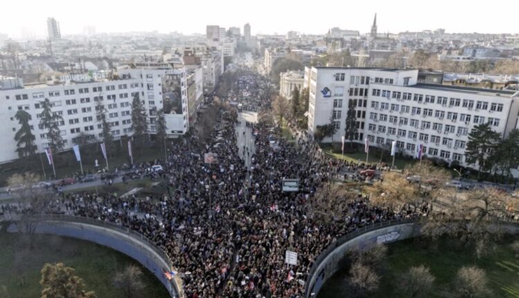 S’kanë të ndalur protestat në Serbi, studentët bllokojnë tri ura në Novi Sad