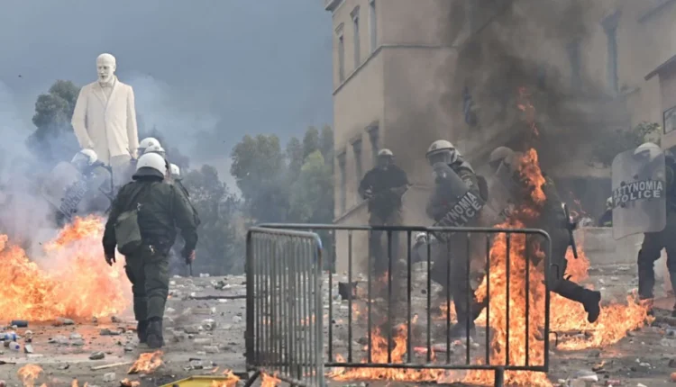 Protestat në Greqi/ Protestuesit hedhin molotov drejt Kuvendit, i venë flakën “Ushtarit të Panjohur”