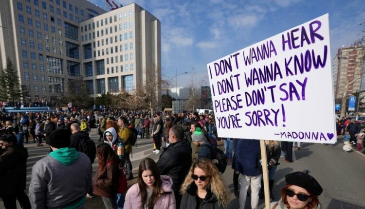 Studentët serbë mbajnë të bllokuar mbi 24 orë një urë në Novi Sad