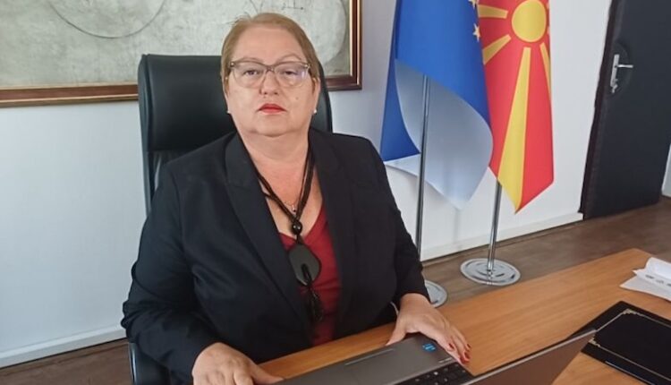 Problemet në universitete dhe ligjëruesit disa vite pa vendime, flet ministrja e Arsimit, Janevska