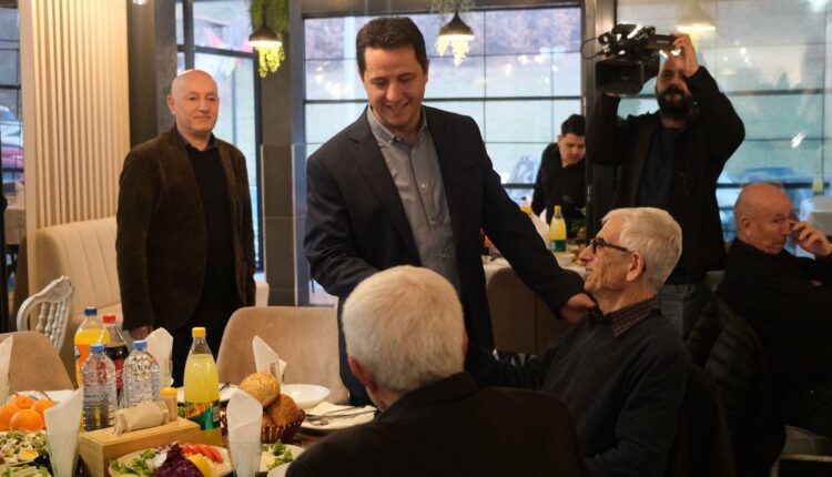 Kryetari i Komunës së Gostivarit, Valbon Limani shtroi iftarë për mësimdhënësit e pensionuar shqiptarë