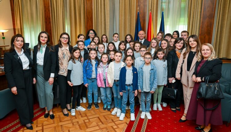 Afrim Gashi mirëpret në Kuvend nxënësit e shkollës “25 maji”