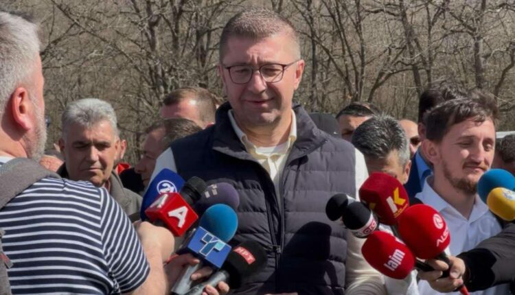 Protestat anti-Vuçiq në Beograd, Mickoski: E ndjekim situatën, nuk presim bartje te ne