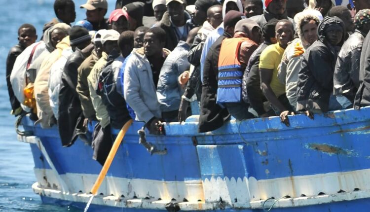 Mbytet anija me emigrantë në Lampedusa, gjashtë të vdekur dhe dhjetëra të zhdukur