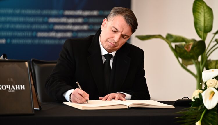 Ministri i Drejtësisë, Igor Filkov, ka nënshkruar librin e ngushëllimeve, që është hapur në Ministrinë e Punëve të Jashtme dhe Tregtisë së Jashtme, me rastin e ngjarjes tragjike në Koçan