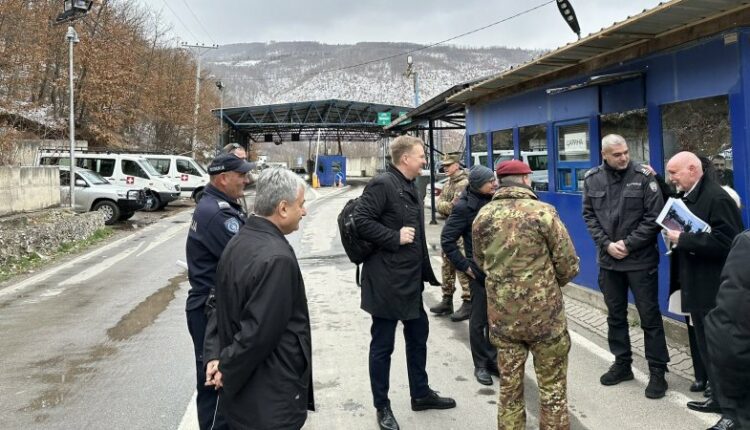 Sorensen viziton pikën e përbashkët kufitare Kosovë-Serbi: Duhet të rifillojë puna pa vonesa