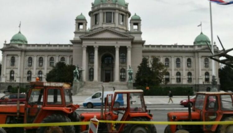 Frikësohet Vuçiç? Angazhon traktorë, që të mbrojë Presidencën nga protestuesit