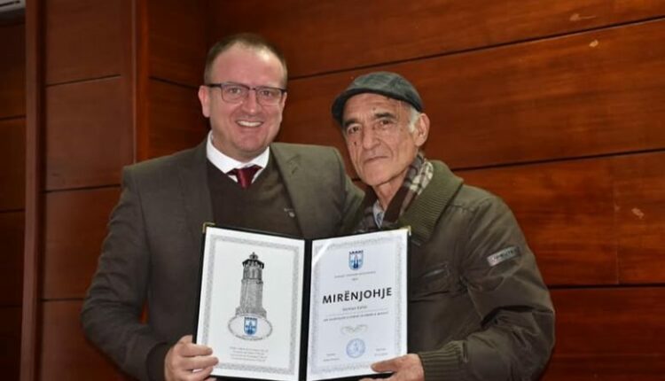 Taravari uron 7 Marsin, publikon foto me mësuesin e tij