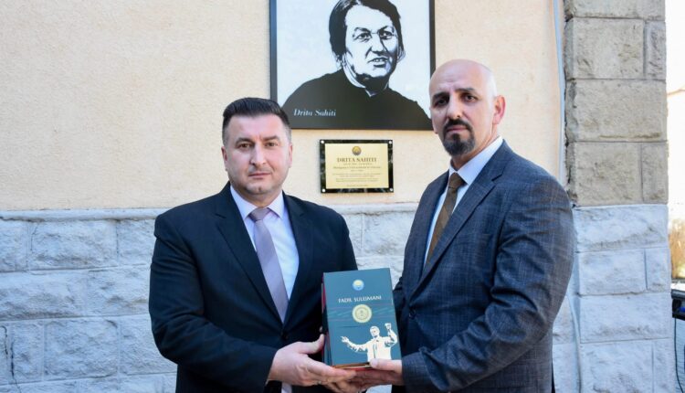 Zbulohet pllaka përkujtimore e Drita Saitit, gruas e cila dhuroi të gjitha stolitë e arit për Universitetin e Tetovës