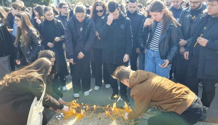 Tragjedia në Koçan/ Studentët protestojnë në heshtje