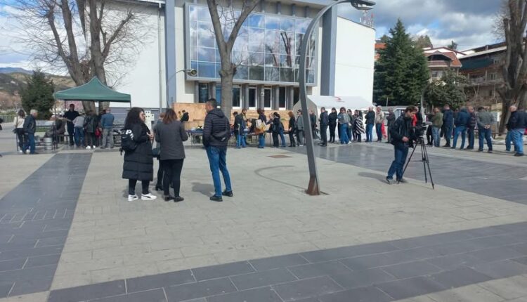 Qytetarët e Koçanës të indinjuar: Në ditë zie hiqet stenda e qirinjve dhe libri i zisë në sheshin e Koçanës!