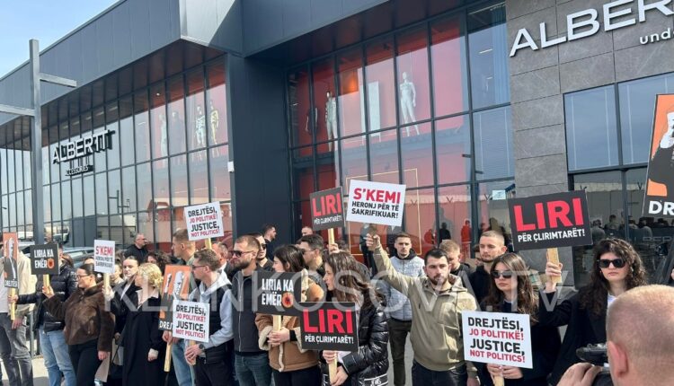 Një numër i qytetarëve protestojnë para selisë së Eulex-it: Liri për çlirimtarët