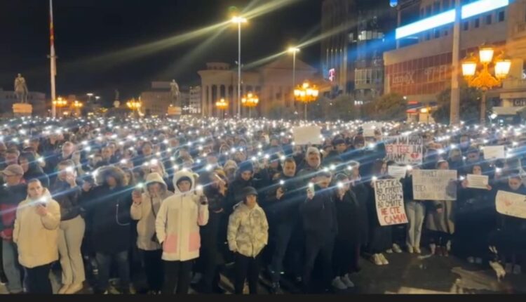 Përfundon protesta në sheshin e Shkupit – Qindra qytetarë ndezën qirinjë për tragjedinë në Koçan