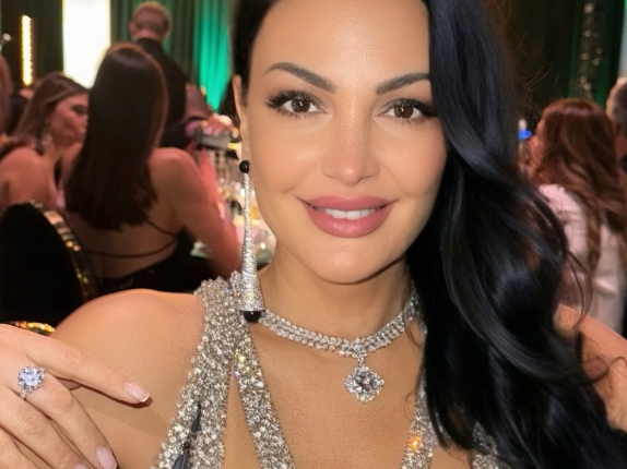 Bleona Qereti shkëlqen në Oscars 2025, mbulohet me diamantë