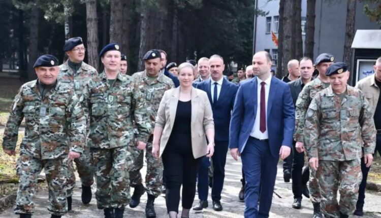 Elfete Ismaili, viziton Kazermën e Kërçovës, shpallë konkursin për pranimin e 300 ushtarëve profesional