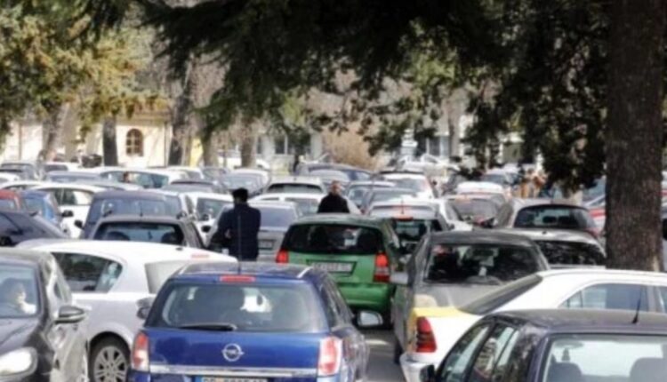 Parkingu në spitalin “Nënë Tereza”/ Ende nuk dihet kur do përfundoj kaosi – qytetarët në hall