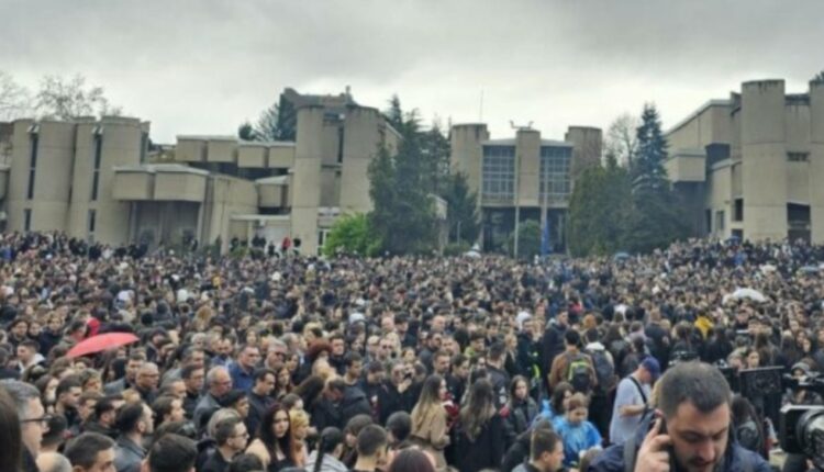 Studentët solidarizohen me viktimat/ Tubimi para USHKM-së nuk u lejua të shëndërrohet në protestë!