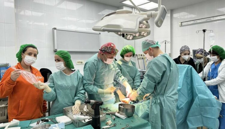 Kryhen dy transplantime – një në deformitetin e këmbës dhe tjetrën në ligamentin kryqëzues të përparmë të gjurit