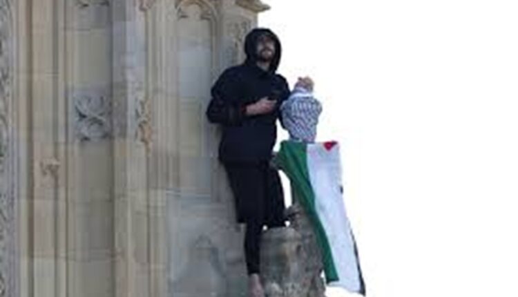 Një burrë që mban flamurin palestinez ngjitet në Kullën Elizabeth në Londër, mbyllet zona rreth Big Ben-it