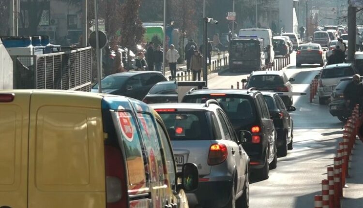 LSDM: Mickoski dhe Taravari do t’i detyrojnë pacientët e Klinikës të pagujnë parking me çmimet e qendrave tregtare