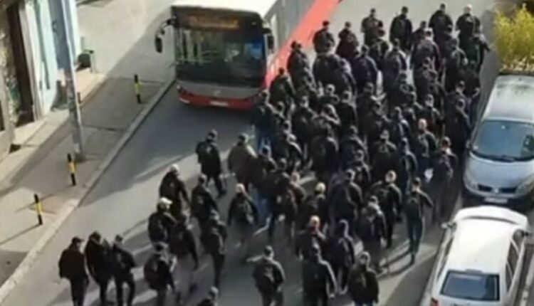 Persona të maskuar marshojnë nëpër Beograd – pushteti po mundohet t’i frikësojë protestuesit