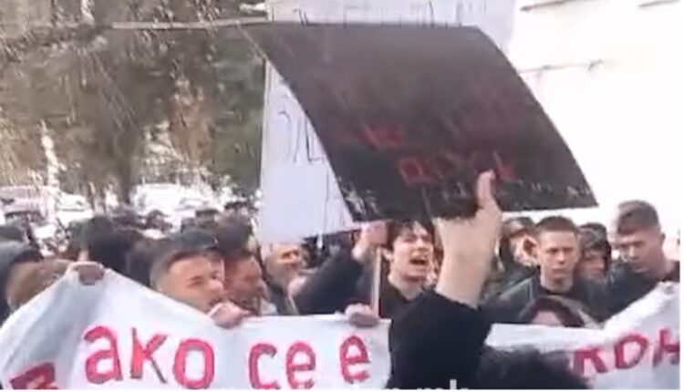 Eskalon protesta para Komunës në Koçan, thyen dritaret me gurë (VIDEO)