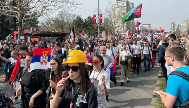 Protestuesit mblidhen në Beograd, priten nga forca të shumta policore dhe të xhandarmërisë