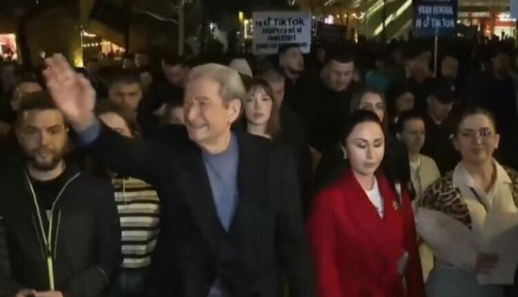 PD proteston kundër mbylljes së TikTok, Berisha u bashkohet protestuesve