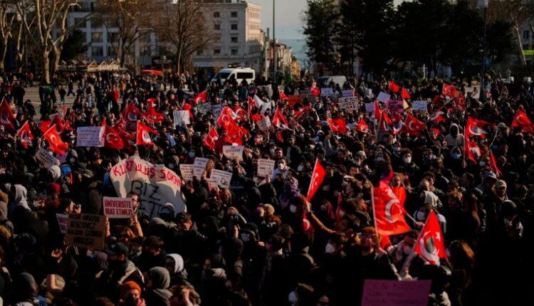 Autoritetet turke kanë arrestuar mbi 300 persona në protestat e mbajtura mbrëmë