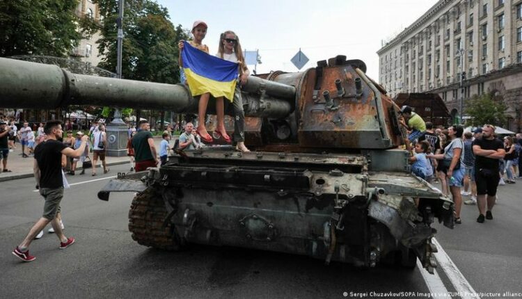 “Kanë frikë të flasin, e dinë se shumë telefona përgjohen” – Si është jeta për ukrainasit në zonat e pushtuara?