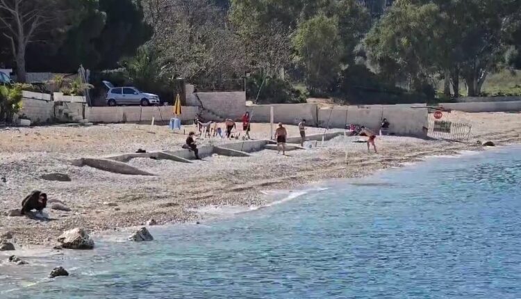 Temperaturat e larta, qytetarët e Vlorës nisin plazhin në mars